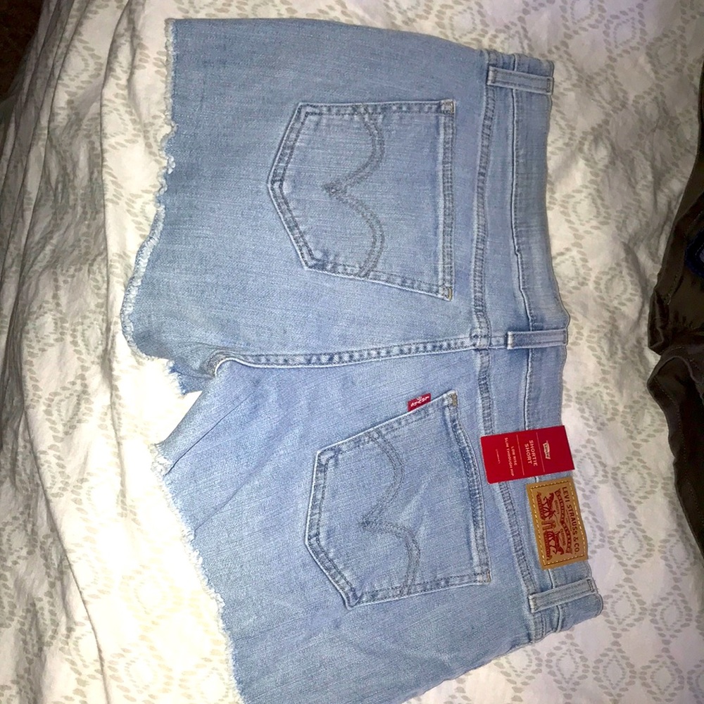 Brand New with tags. Levis shortie short.